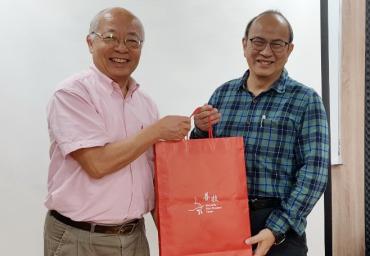 贈禮給高敏智牧師致謝授課